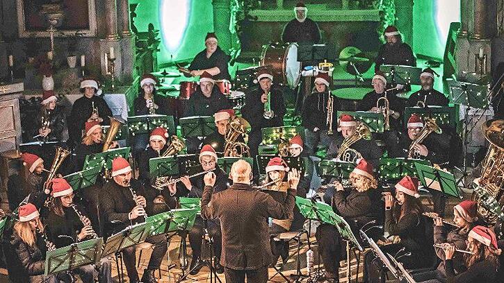 Blaskapelle mit Dirigent Andreas Kleinhenz.