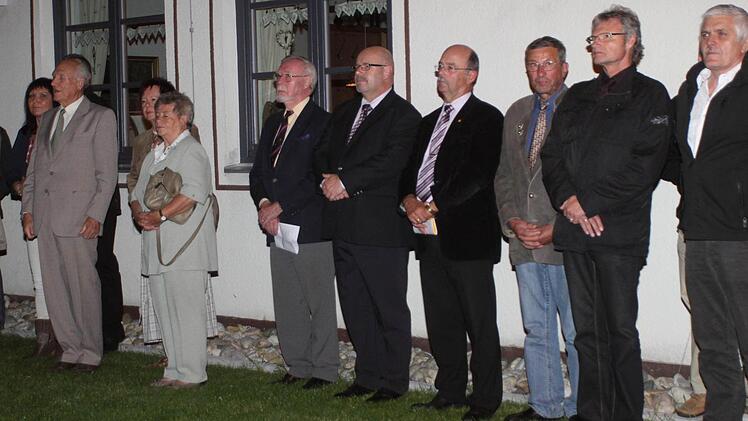 Blick in die Reihen der Gäste mit Altbürgermeister Rolf Feulner (links).