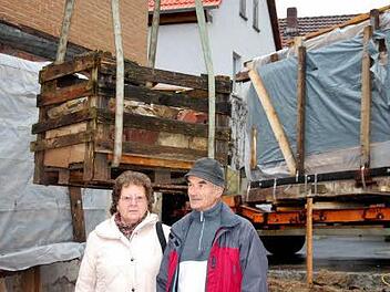 Waltrud und Alfred Diez vor der letzten Fuhre Steine, die abtransportiert wird. Fotos: Norbert Schmitt