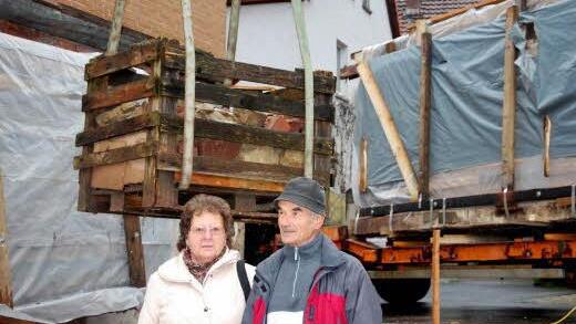 Waltrud und Alfred Diez vor der letzten Fuhre Steine, die abtransportiert wird. Fotos: Norbert Schmitt