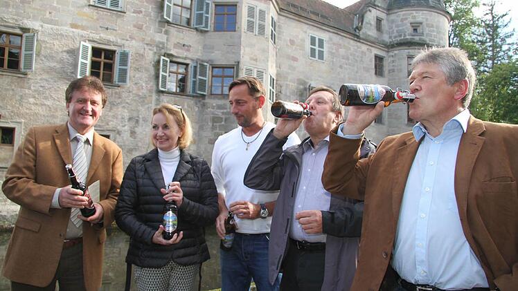 Der Mitwitzer Bürgermeister Hans-Peter Laschka (links) stößt mit (von links): Petra Jung vom Waldhotel Bächlein, Uwe Meusel vom Gasthaus "Zum Steinernen Löwen", Alfred Hofmann von den Schäferstub'n in Häusles und Franken Bräu-Geschäftsführer Edgar Schönmüller auf den kulinarischen Bierweg Mitwitz an.