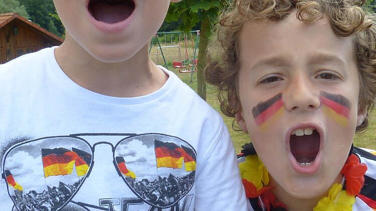 Teamwork: Lukas und Johannes Erlwein feuern die deutsche Mannschaft lautstark an.  Foto: privat