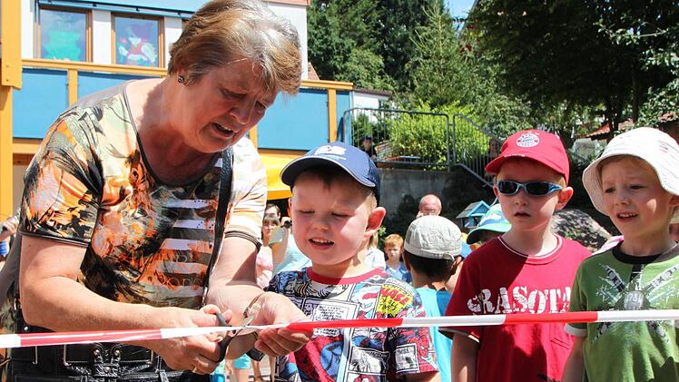 Ehrengast Regina Ziegler durchtrennt das Band. Foto: Ulrike Müller
