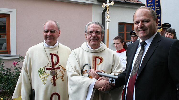 Vom Pfarrgemeinderatsvorsitzenden Peter Arnold (r.) bekam Pater Gabriel den Kirchenschlüssel.
