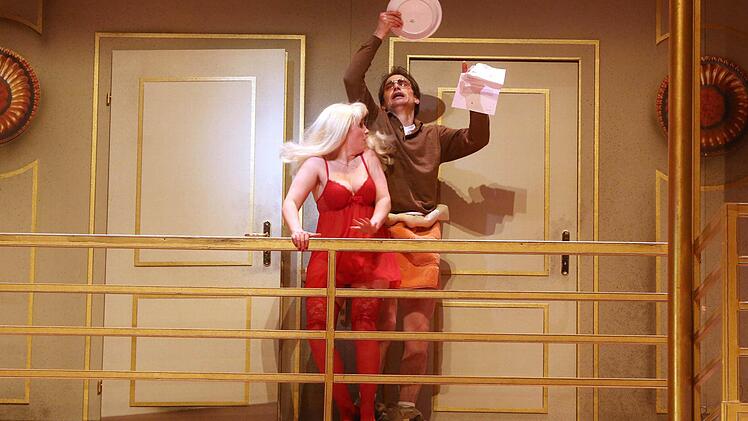 Turbulenter Bühnenspaß: Szene aus "Der nackte Wahnsinn" am Landestheater Coburg.Foto: Henning Rosenbusch