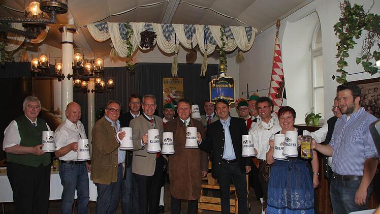 Alle wichtigen Akteure auf einen Blick: Vertreter aus Politik, Brauerei und die Festwirte. Foto: Jürgen Gärtner