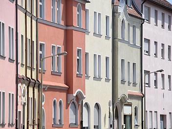 Nach Ansicht der Staatsregierung bedarf der Bamberger Mietwohnungsmarkt keiner Regulierung. Neubauprojekte wie auf der Erba-Insel und der Abzug der Amerikaner sollen zu einer Entspannung beigetragen haben.   Fotos: Ronald Rinklef, Michael Wehner