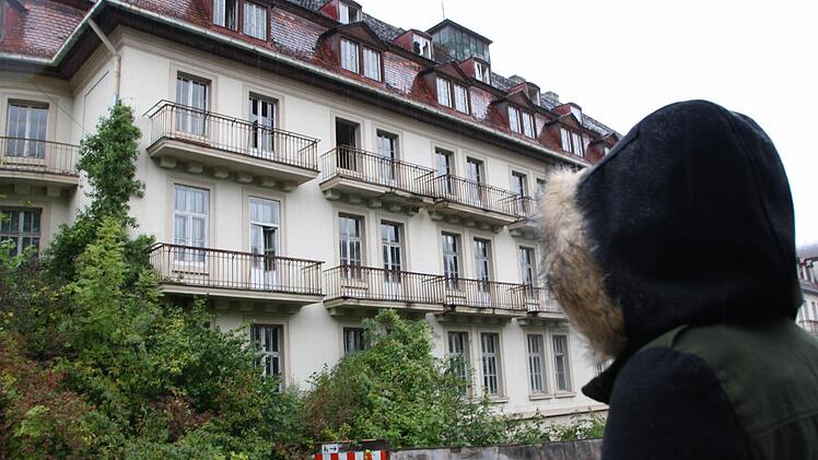 Neben den Birken im Gehweg zeugen auch die offenen Fenster und Türen beim Apolant vom jahrzehntelangen Leerstand. Foto: Ralf Ruppert