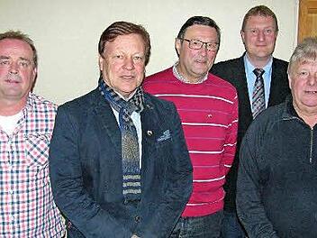 Ernennung von TSV-Ehrenmitgliedern (von links): Zweiter Vorsitzender Peter Ambrosius, Eberhard Hummel, Walter Fischer, Michael Keilich und Vorsitzender Dieter Reißenweber. Foto: Klaus Oelzner