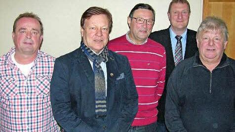 Ernennung von TSV-Ehrenmitgliedern (von links): Zweiter Vorsitzender Peter Ambrosius, Eberhard Hummel, Walter Fischer, Michael Keilich und Vorsitzender Dieter Reißenweber. Foto: Klaus Oelzner