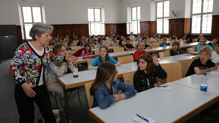 Am 11. Juni ging es in der Kinder-Uni um das Thema "Sagen Medien immer die Wahrheit?" Foto: Barbara Herbst