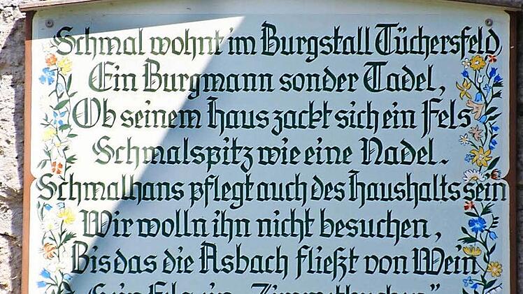 Die Tafel bei der Bushaltestelle an der Wand