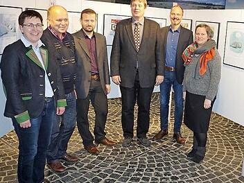 Ausstellungseröffnung im Haus der Langen Rhön zum Thema "Kirche trifft...Natur" mit (von links) Bürgermeisterin Birgit Erb, Michael Geier, Christof Gawronski, Christian Klug, Klaus Spitzl und Ilka Seichter.  Foto: Marion Eckert