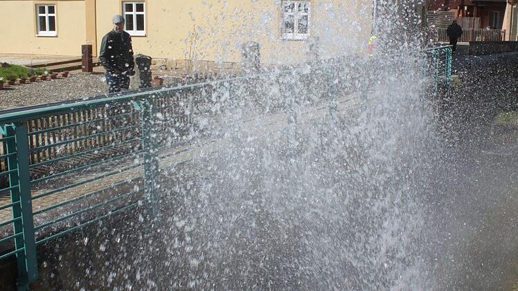Das THW demonstriert die Leistungsfähigkeit seiner Pumpen. Foto: Matthias Einwag