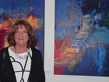 Die Künstlerin Christine G. Hirt vor ihren abstrahierenden Arbeiten zu"Kronach leuchtet".Heike Schülein