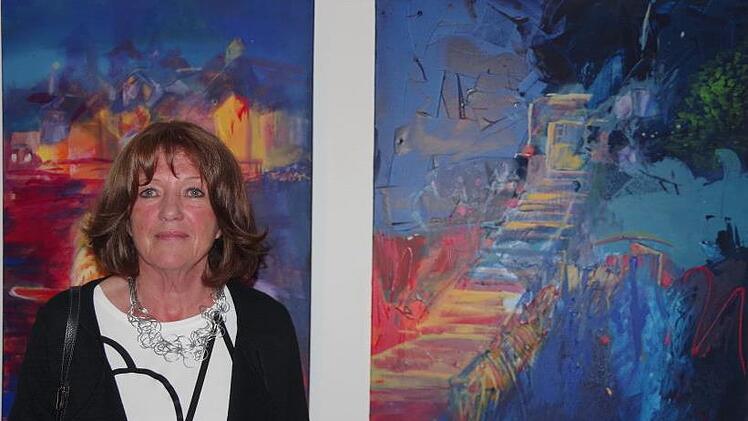 Die Künstlerin Christine G. Hirt vor ihren abstrahierenden Arbeiten zu"Kronach leuchtet".Heike Schülein