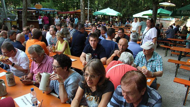 Die Rettungskräfte genossen den Abend auf der Sommerkirchweih.   Foto: Richard Sänger