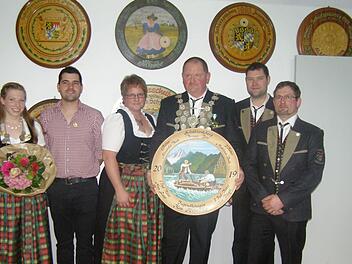 Das Königshaus der Schützengesellschaft Oberleichtersbach präsentiert sich (von links): Jugendkönigin und Schützenliesel Kim Hofmeister, Erster Ritter Beck Alexander, Sonja Bös, Schützenkönig Bruno Bös, Zweiter Ritter Matthias Beck und der letztjährige Schützenkönig Martin Müller. Foto: Wolfgang Saam