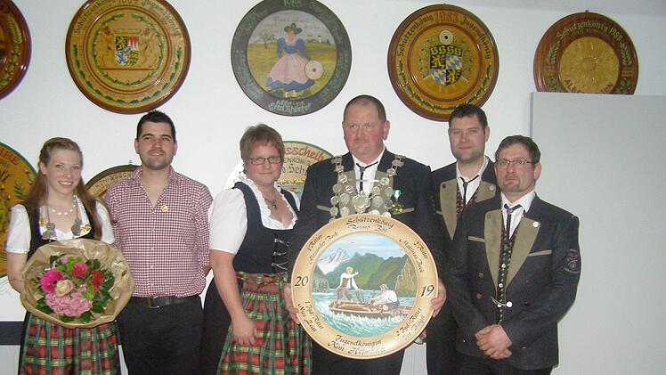 Das Königshaus der Schützengesellschaft Oberleichtersbach präsentiert sich (von links): Jugendkönigin und Schützenliesel Kim Hofmeister, Erster Ritter Beck Alexander, Sonja Bös, Schützenkönig Bruno Bös, Zweiter Ritter Matthias Beck und der letztjährige Schützenkönig Martin Müller. Foto: Wolfgang Saam