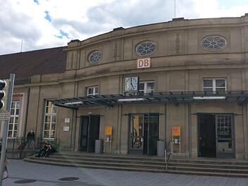 Der Bahnhof in Coburg: Er sollte künftig "Hauptbahnhof" heißen, finden FDP Coburg-Stadt und der Fahrgastverband Pro Bahn Coburg/Südthüringen.  Foto: Simone Bastian