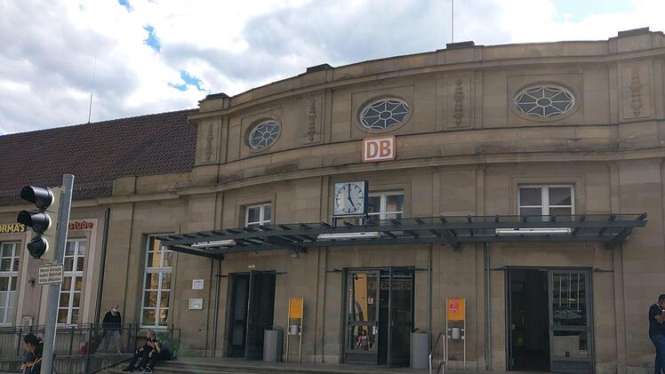Der Bahnhof in Coburg: Er sollte künftig "Hauptbahnhof" heißen, finden FDP Coburg-Stadt und der Fahrgastverband Pro Bahn Coburg/Südthüringen.  Foto: Simone Bastian