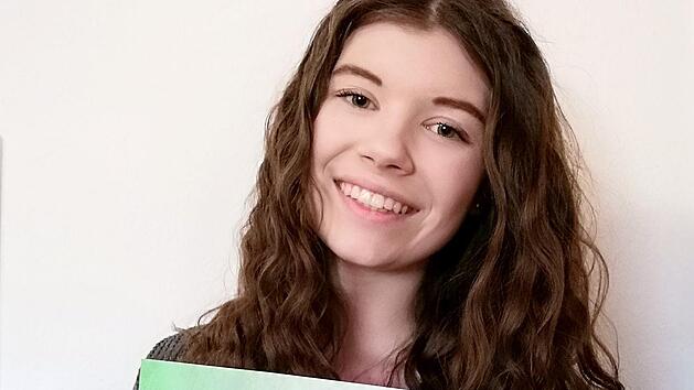 Chantal-Sophie Genzler mit der Urkunde.