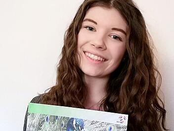 Chantal-Sophie Genzler mit der Urkunde.