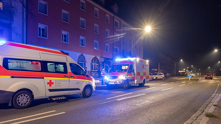 Grill in der Wohnung betrieben: Zwei Erwachsene und ein Kind verletzt