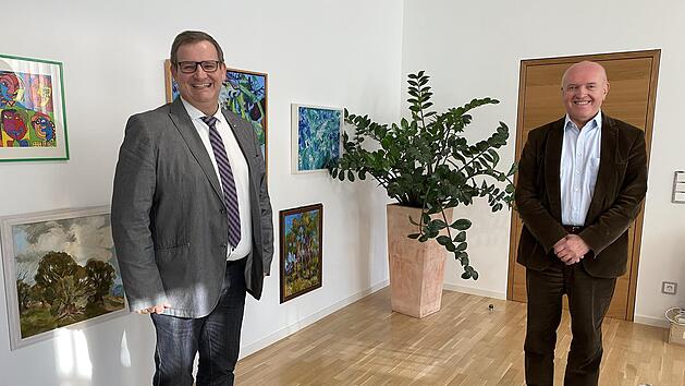 Landrat Thomas Habermann (rechts) wünscht Schulleiter Michael Wimmel weiterhin viel Erfolg und Freude an der Jakob-Preh-Schule in Bad Neustadt.