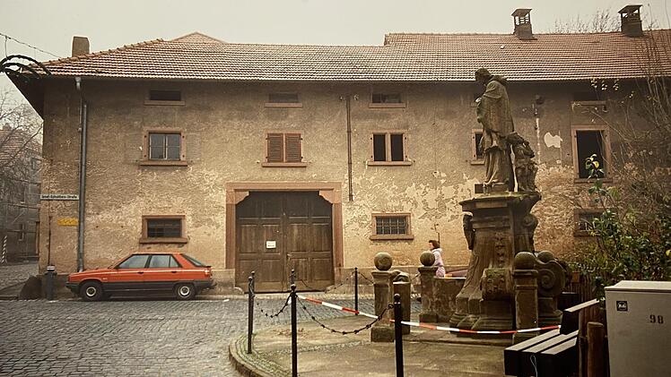 In einer Fotodokumentation im Stadtarchiv ist dieses Bild vom Bullenstall von  1994 zu finden, kurz bevor er an die Schillingbank verkauft wurde.