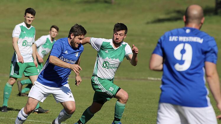 Philipp Vierheilig vom FC Westheim wird vom Riedenberger Matchwinner Kilian Markart verfolgt.  Foto: Sebastian Schmitt