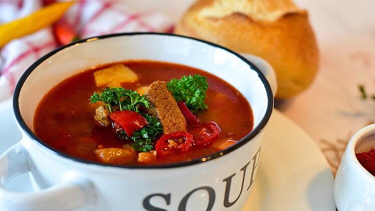 Ein Klassiker für den Schnellkochtopf: Gulaschsuppe.
