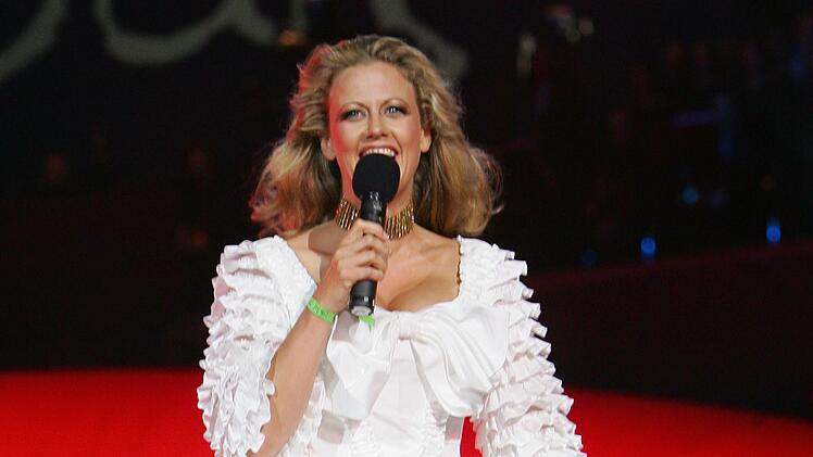 Schöneberger engagiert sich immer wieder ehrenamtlich. Sie war beim Life Ball in Wien 2007 (Bild) dabei, moderierte mehrmals den DKMS Dreamball und ist schon lange Botschafterin des internationalen Kinderhilfswerks terre des hommes.