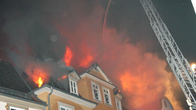 Ein Bild aus der Nacht zum Pfingstsonntag: In der Herrngasse lodern die Flammen. Foto: CT-Archiv / Michael Stelzner