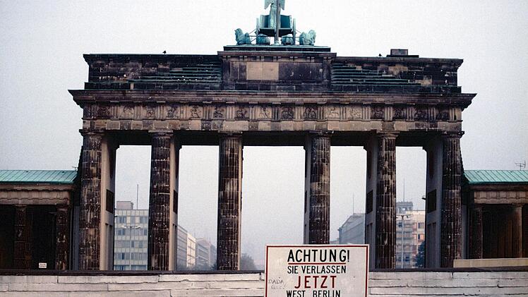 Brandenburger Tor von der Westberliner Seite. Auf dem Schild findet sich ein Spruch mit viel Ironie...