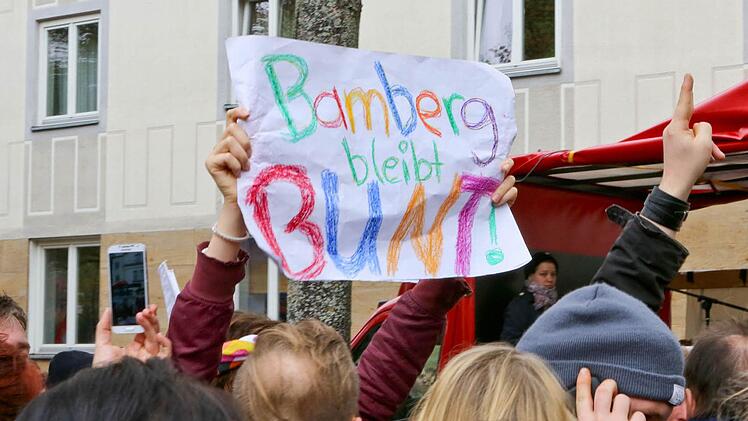 Erneute Demo: Auf dem Maxplatz hat sich für Samstag ab 11 Uhr eine Neonazi-Kundgebung vor der Karstadt-Tiefgarage angekündigt. Eine Gegendemonstration des Bündnisses gegen Rechtsextremismus stellt sich bereits ab 10 Uhr auf. Geschäfte sollen zugänglich bleiben.  Foto: Barbara Herbst/Archiv