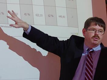 Ein Puzzlespiel aus Zahlen: Jörg Koopmann zeigte auf, wie viele Wohnungen wo und in welcher Größenordnung verfügbar sind. Foto: Meißner