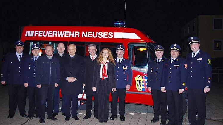 Vorsitzender Michael Zwingmann (links) und Kommandant Jürgen Fiedler (vierter von rechts) freuen sich mit weiteren Verantwortlichen der Wehr, Sponsoren sowie Vertretern der Kreisbrandinspektion und Bürgermeister Wolfgang Beiergrößlein (dritter von links) über das neue Mehrzweckfahrzeug.