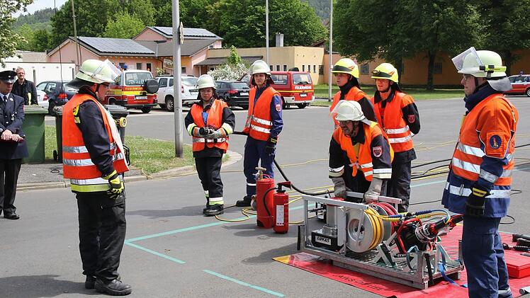 Bei der neuen Truppmannausbildung steht vor allem die Praxis im Vordergrund. Bei der Zwischenprüfung mussten die Teilnehmer ihr Können unter den kritischen Augen von drei Schiedsrichtern beweisen. Foto: Michael Stelzner