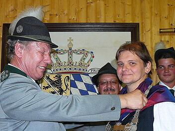 Stellvertretender Schützenmeister Raimund Ortlieb dekoriert die neue Regentin der Schützengesellschaft Stadtsteinach, Angelika Ultsch, mit der Königskette.  Fotos: Klaus-Peter Wulf