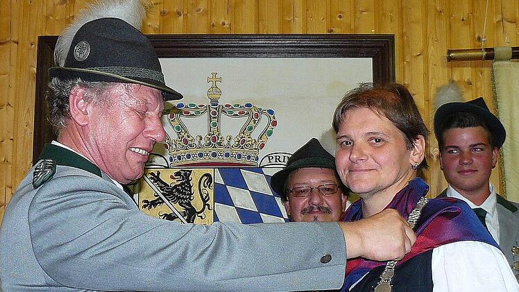 Stellvertretender Schützenmeister Raimund Ortlieb dekoriert die neue Regentin der Schützengesellschaft Stadtsteinach, Angelika Ultsch, mit der Königskette.  Fotos: Klaus-Peter Wulf