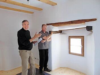 Im Mesnerhaus vermitteln die dicken alten Holzbalken neben Geschichte auch Gemütlichkeit. Fotos: Petra Malbrich