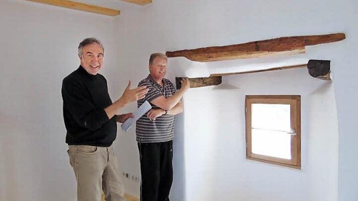 Im Mesnerhaus vermitteln die dicken alten Holzbalken neben Geschichte auch Gemütlichkeit. Fotos: Petra Malbrich