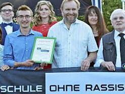 Verleihung der Urkunde (von links): Johannes Hertrich, Anja Golle, Lukas Herrmannsdörfer, Thomas Schlücke, Julia Sterzer, Helmut Vorndran, Ulrike Reichert, Anton Staudigl, Anne Werner und Sabine Gernstner.  Foto: Daniela Pondelicek