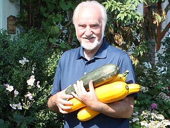 Gartenexperte Jupp Schröder mit seiner Zucchini-Ernte. Bild: Archiv
