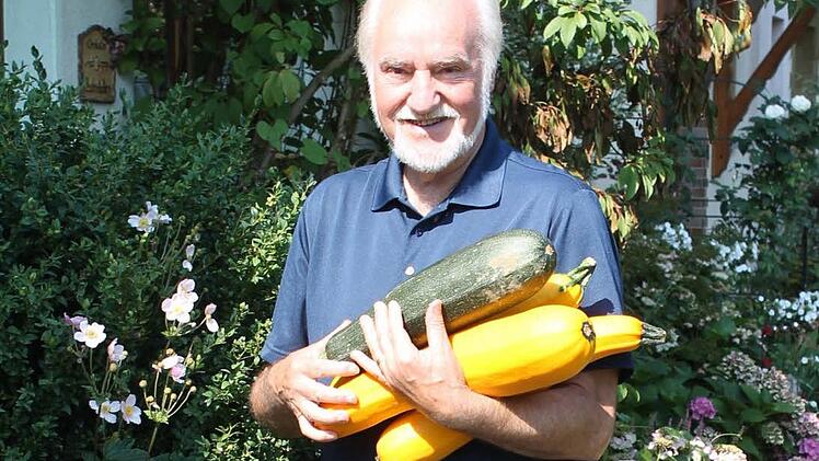 Gartenexperte Jupp Schröder mit seiner Zucchini-Ernte. Bild: Archiv