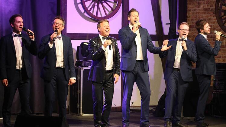 Ein Höhepunkt des Konzerts zum Schluss war der Auftritt der "Stimmen der Berge" zusammen mit Patrick Lindner (Dritter von links). Foto: Michael Stelzner