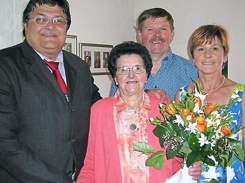 Gunda Zackl feierte ihren 90. (v.&nbsp;l.): Zweiter B&uuml;rgermeister Wolfgang F&ouml;rtsch, Sohn Gerhard und Tochter Cornelia Foto: Willibald Jungkunz