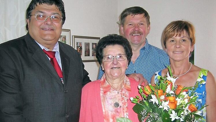 Gunda Zackl feierte ihren 90. (v.&nbsp;l.): Zweiter B&uuml;rgermeister Wolfgang F&ouml;rtsch, Sohn Gerhard und Tochter Cornelia Foto: Willibald Jungkunz