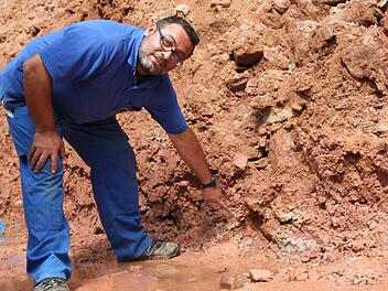 Wasserwart Cosimo Portarulo zeigt, wo das Wasser aus dem Boden quillt. Foto: Ulrke Müller